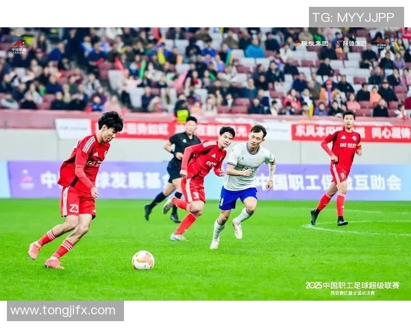 人与足球的情感交织：探讨足球如何塑造人际关系与社会文化